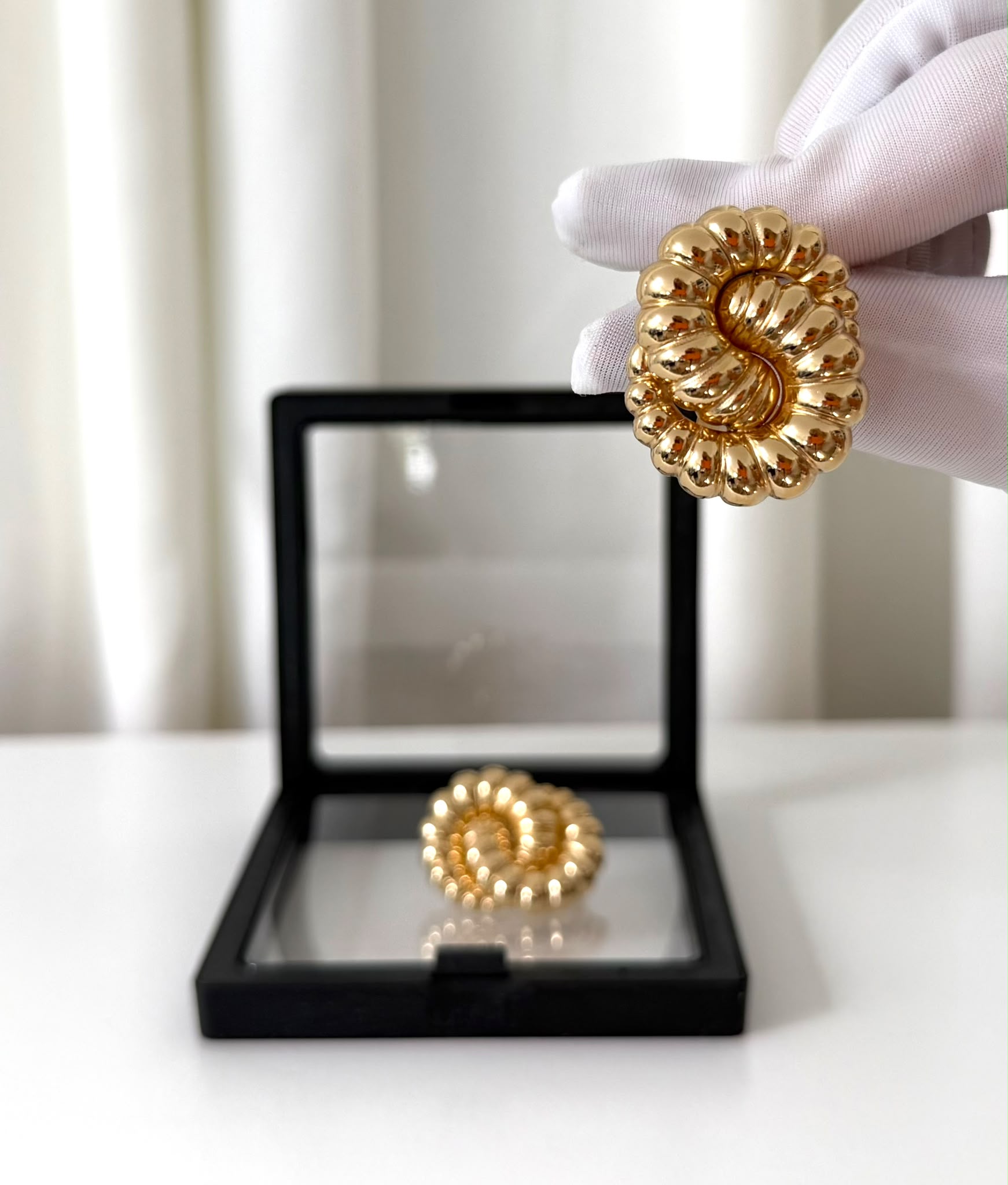 DIOR – Boucles d’Oreilles Vintage Nœud Doré