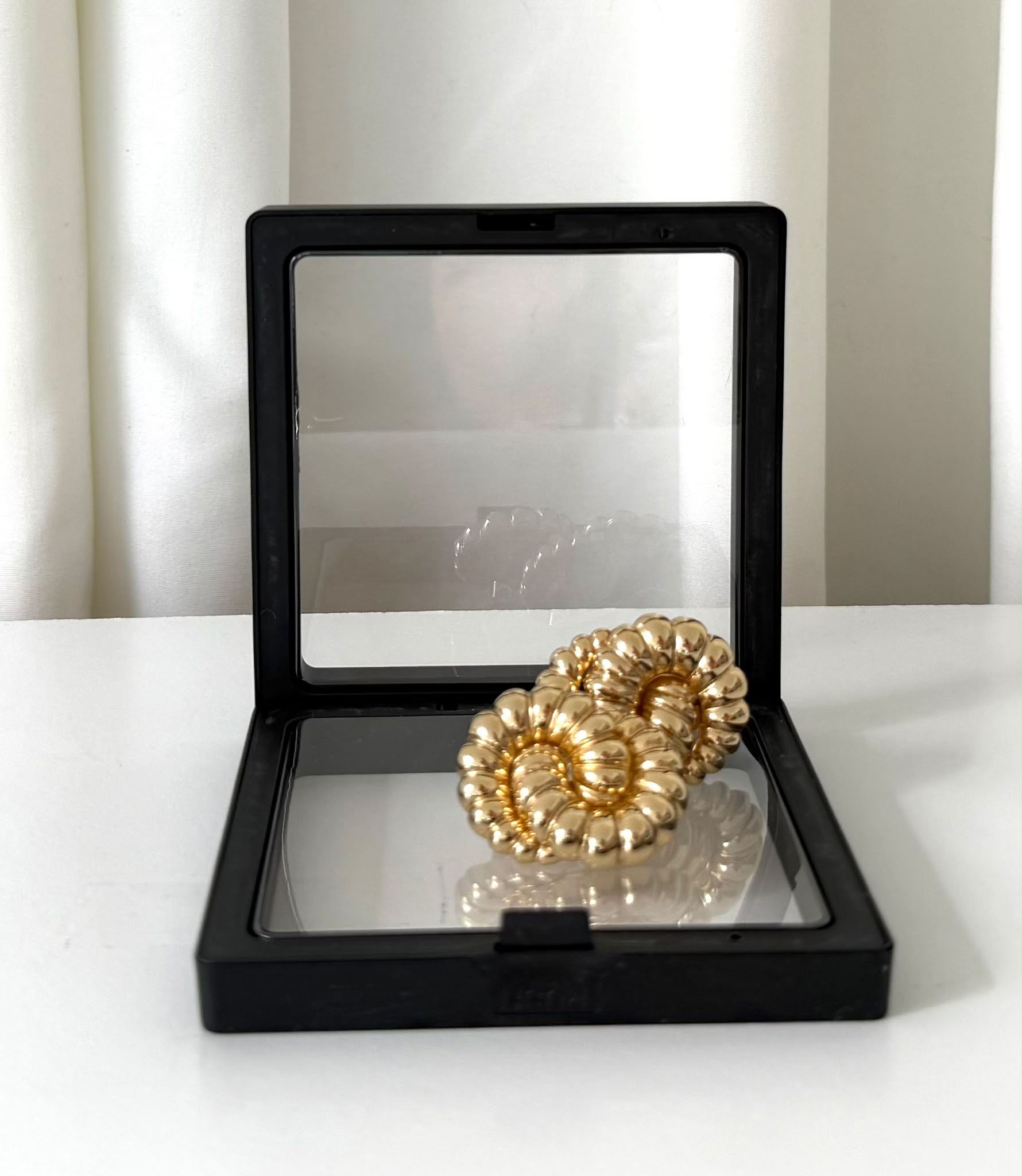 DIOR – Boucles d’Oreilles Vintage Nœud Doré
