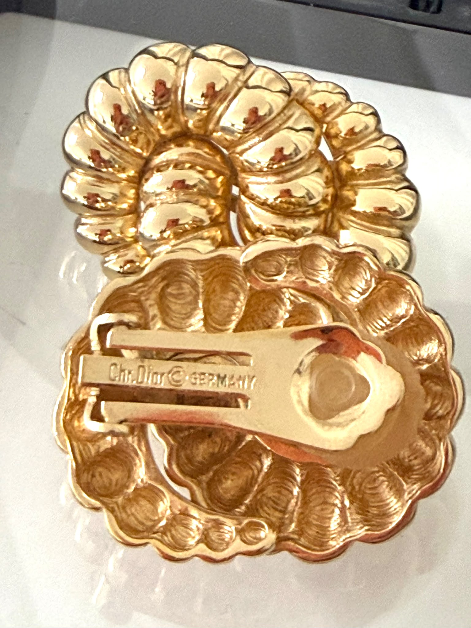 DIOR – Boucles d’Oreilles Vintage Nœud Doré